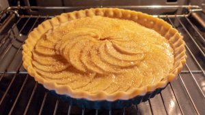 leve a torta de maçã ao forno