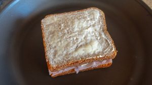 colocar misto quente na frigideira